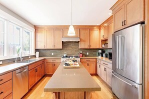 Refrigerador, microondas, horno y parrilla de estufa 