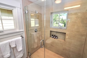 Ensemble baignoire-douche, articles de toilette écologiques