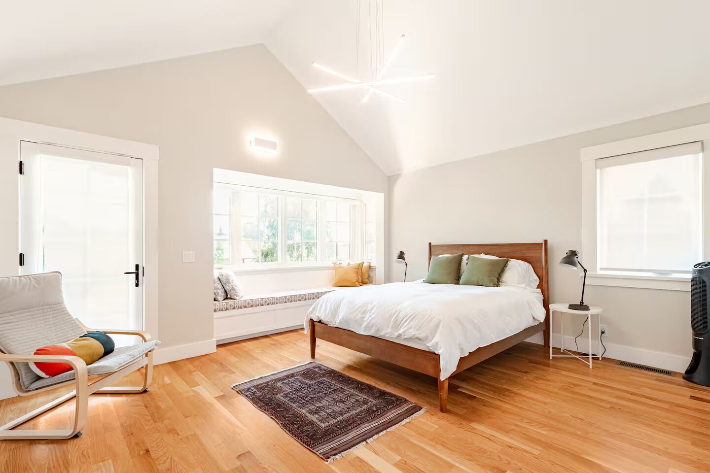 2 habitaciones, escritorio y tabla de planchar con plancha 