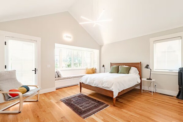 2 habitaciones, escritorio y tabla de planchar con plancha 