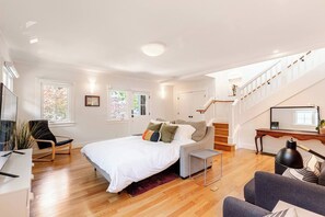 2 slaapkamers, een bureau, een strijkplank/strijkijzer, reisbedje