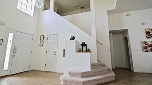 Interior - Lovely Cheerful Home Near Disney Lake View & Pool (Kissimmee)