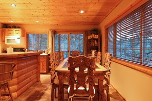 Dining - Walk 2 Ski/Hiking/Biking Trails w/Spa/Pool Table/Sauna/Fenced Yard, Pet Friendly (Big Bear Lake)