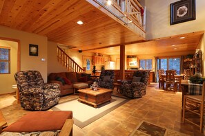Smart TV, fireplace, DVD player - Walk 2 Ski/Hiking/Biking Trails w/Spa/Pool Table/Sauna/Fenced Yard, Pet Friendly (Big Bear Lake)