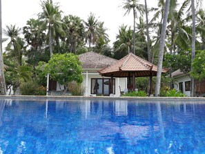 Una piscina al aire libre