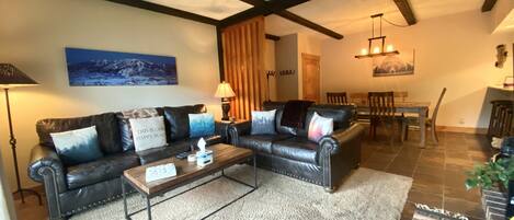 TV connectée, cheminée, lecteur de DVD, table de tennis de table