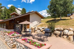 Outdoor dining - Mtn view! Newly Updated Condo-Walk to Gondola, Free WiFi, W&D, Seasonal Shuttle! (Steamboat Springs)