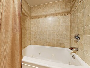 Combined shower/bathtub, jetted bath, hair dryer, towels