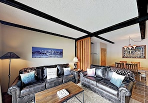 Smart TV, chimenea, reproductor de DVD y tenis de mesa 