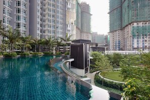 Una piscina al aire libre