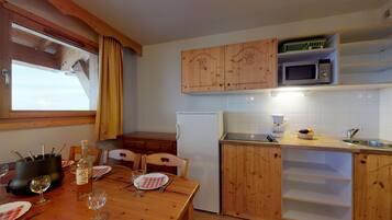 Een koelkast, een microgolfoven, een koffiezetapparaat/waterkoker