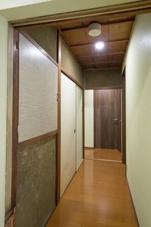 Interior - Woodon - Hostel (Osaka)