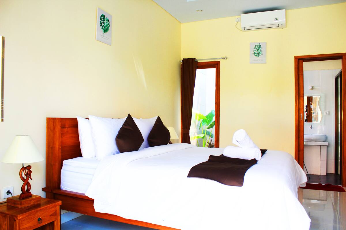 Desk, laptop workspace, soundproofing, free WiFi