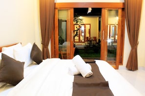 Desk, laptop workspace, soundproofing, free WiFi