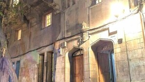 Un edificio histórico con puertas de madera grandes y una bandera.