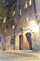 Overnatningsstedets facade – aften/nat