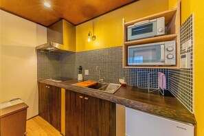 Nhà (Private Vacation Home) | Bếp nhỏ riêng | Tủ lạnh, lò vi sóng, bếp nấu, nồi cơm 
