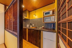 Casa (Private Vacation Home) | Cocina básica privada | Frigorífico, microondas, placa de cocina y arrocera
