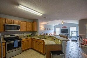 Fridge, microwave, stovetop, dishwasher