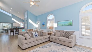 Een televisie en een stereo