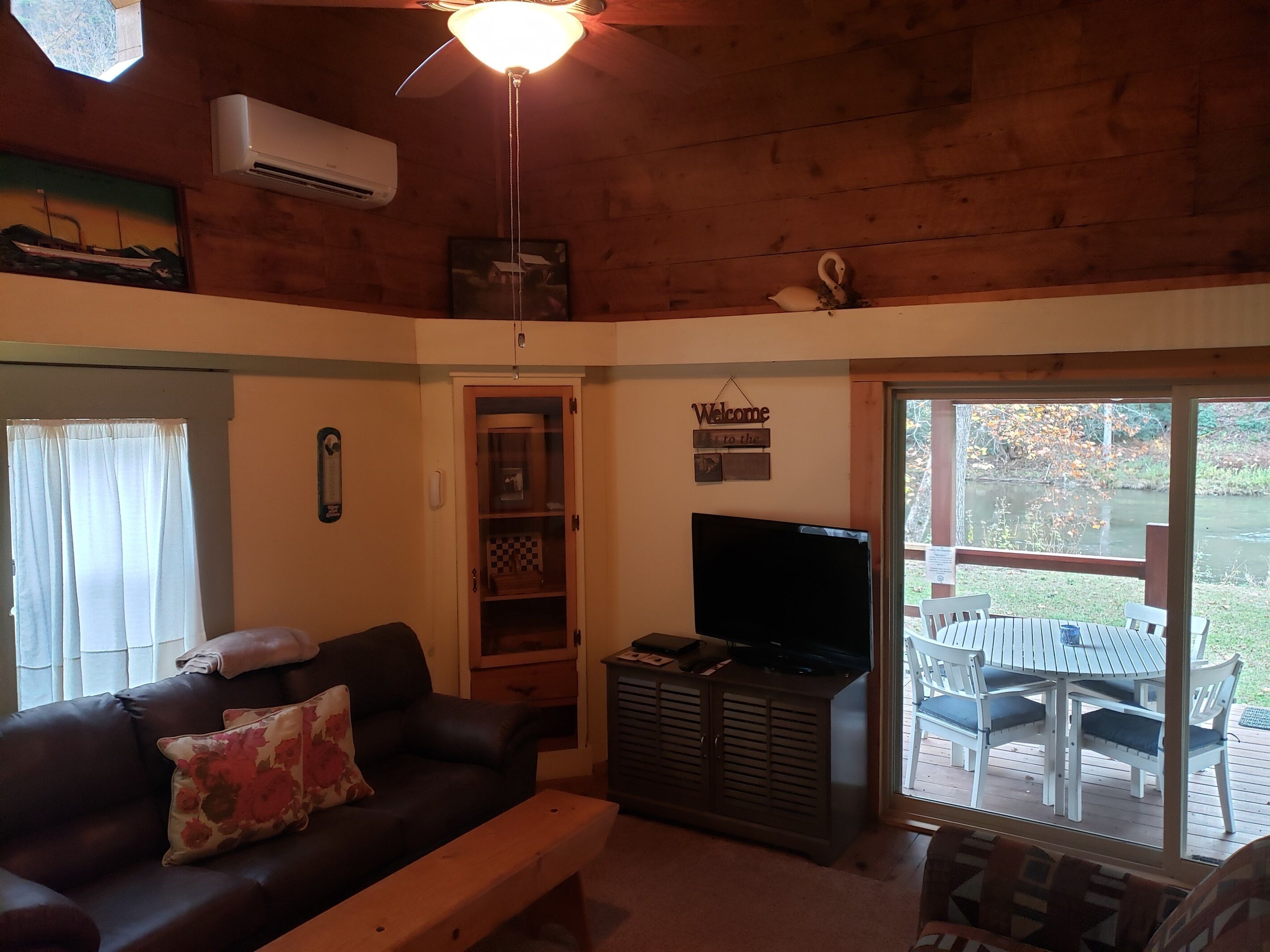 Secluded Creekside Cabin w/Hot Tub and Hi speed Internet!