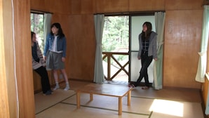 Een traditionele kamer met tatami matten, een houten tafel en schuifdeuren.