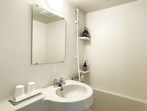 Habitación superior con 2 camas individuales, no fumadores | Baño | Ducha y bañera combinadas y toallas