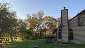 Ein Haus mit Schornstein, Satellitenschüssel und einer Terrasse.