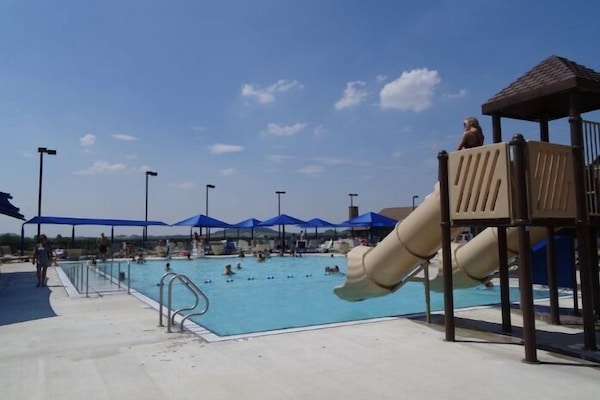 Una piscina techada, una piscina al aire libre