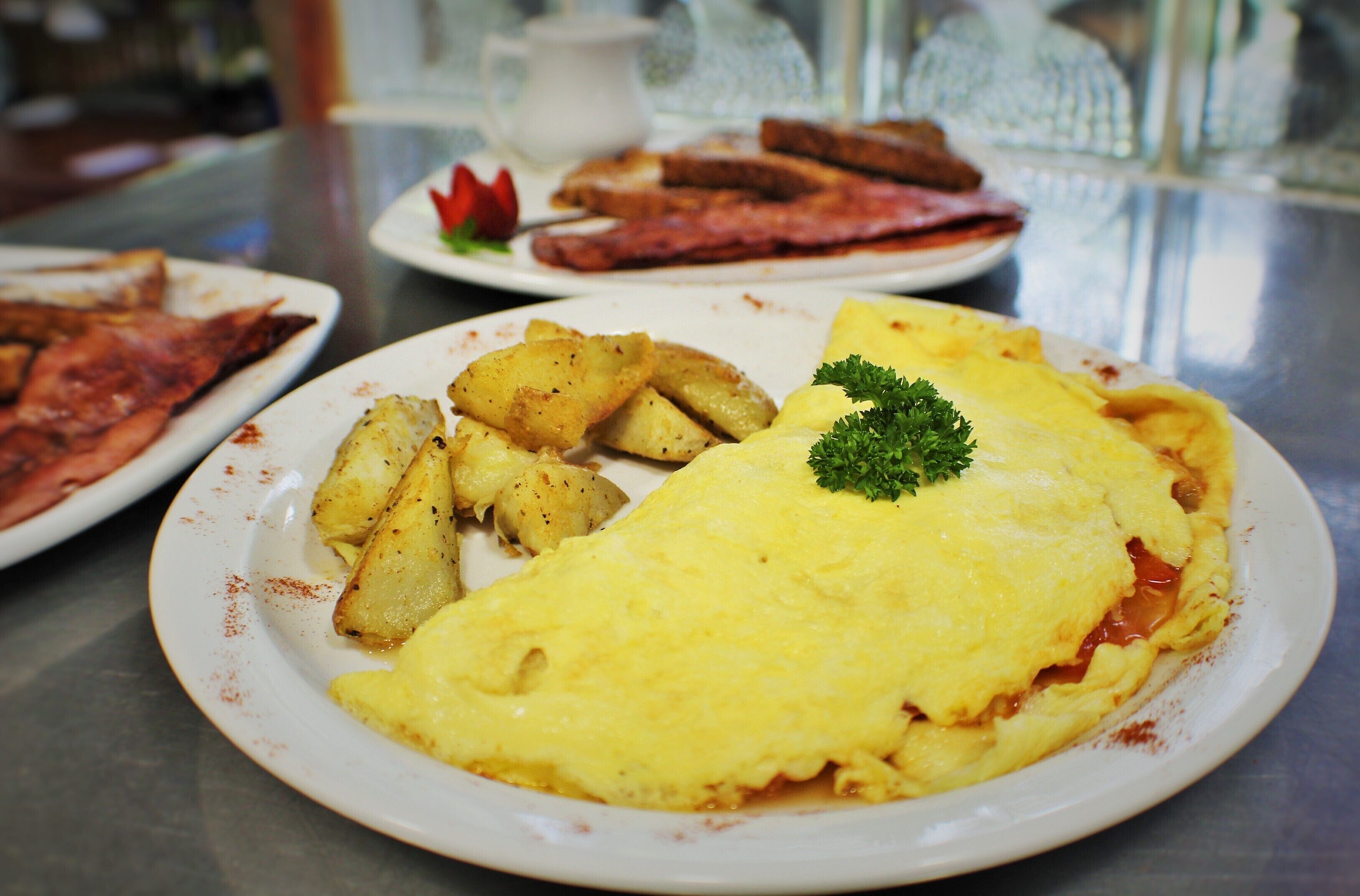 Un plato con tortilla, patatas y una guarnición sobre una mesa.