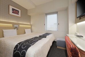 Desk, free WiFi, bed sheets - Keio Presso Inn Nihonbashi Kayabacho (Tokyo)