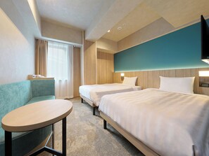 Desk, free WiFi, bed sheets - Keio Presso Inn Nihonbashi Kayabacho (Tokyo)