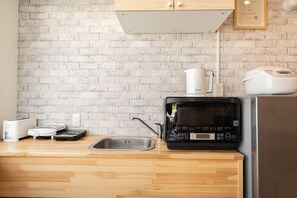 Apartment | Shared kitchen | Fridge, microwave, oven, toaster - umeda DIJIA (Osaka)