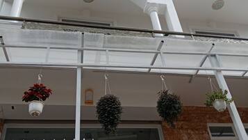 Eenvoudige tweepersoonskamer | Uitzicht vanaf balkon