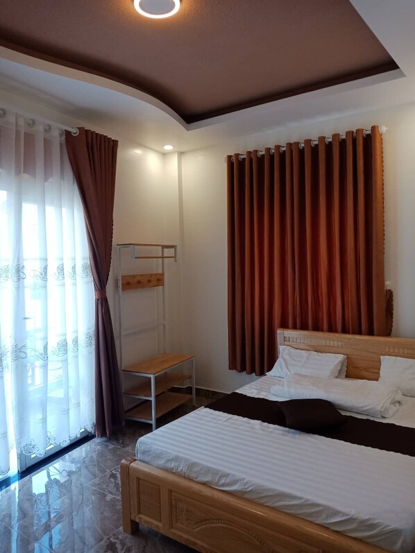 Dobbeltrom for 1 person – basic | Individuelt innredet, skrivebord og skrivebord for bærbar PC