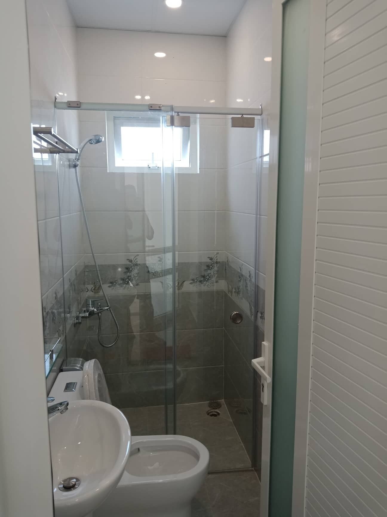 Phòng đơn cơ bản | Phòng tắm | Bồn tắm và buồng tắm vòi sen riêng, vòi sen thủy lực 