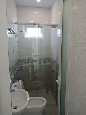 Dobbeltrom for 1 person – basic | Bad | Separat badekar og dusj og dusjhode med hydromassaje