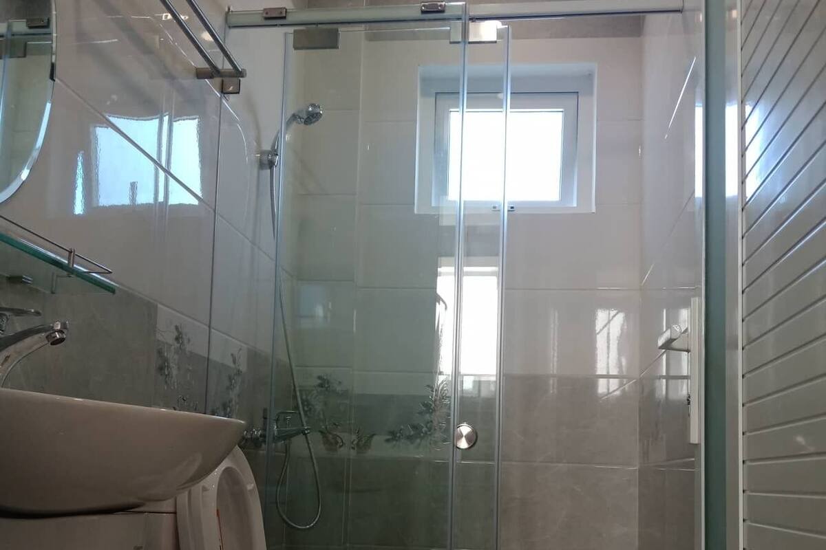 Eenvoudige tweepersoonskamer | Badkamer | Een aparte badkuip en douche, een hydromassagedouche