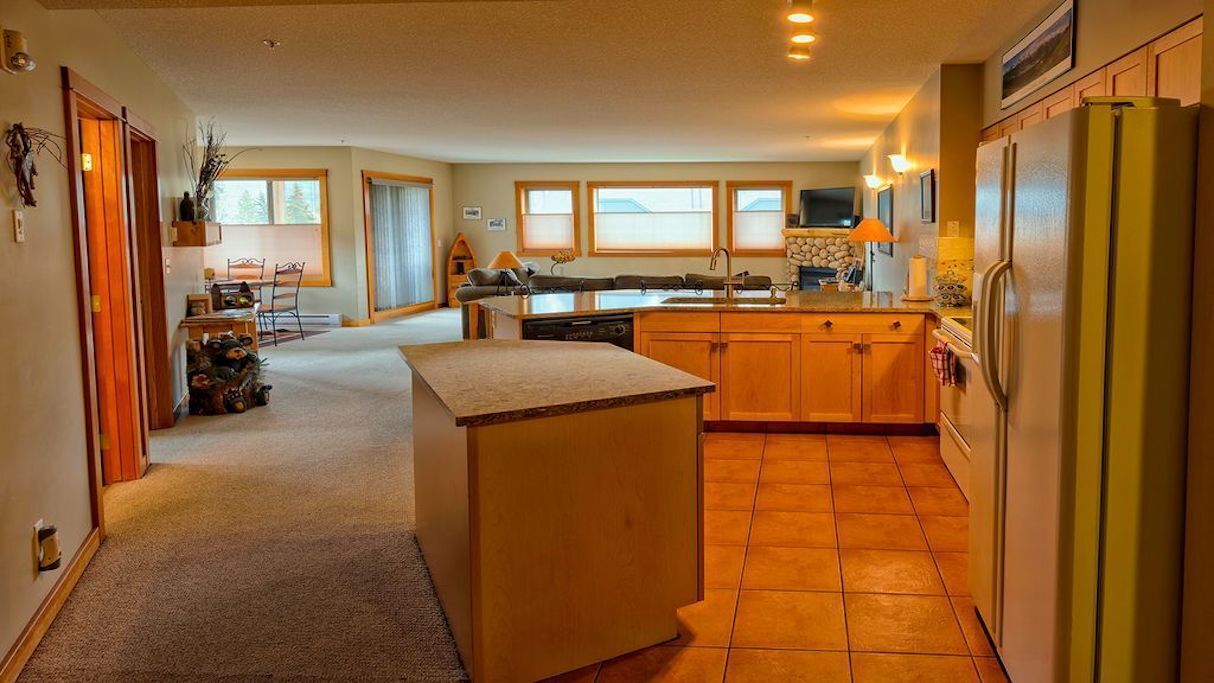 Amazing Rocky Mountain Views: Spacious, Bright, Comfortable Condo, Free WIFI