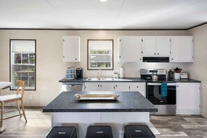 Fridge, microwave, oven, stovetop - On the Canal, by Beach, Kayaks, Dock, Fishing (St. Augustine)