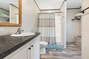 Bathtub, hair dryer, towels - On the Canal, by Beach, Kayaks, Dock, Fishing (St. Augustine)