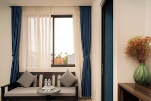 Deluxe-Doppel- oder -Zweibettzimmer (with window) | Minibar, Zimmersafe, Schreibtisch, schallisolierte Zimmer