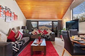 Smart TV, Netflix, DVD player, books - SPACIOUS ALPINE LAKE VIEW SPA TOWNHOUSE WALK TO TOWN (Fernhill)