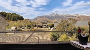 A balcony with a view of a mountainous landscape and a lake. - SPACIOUS ALPINE LAKE VIEW SPA TOWNHOUSE WALK TO TOWN (Fernhill)