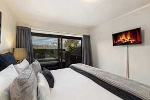 2 bedrooms, iron/ironing board, travel crib, WiFi - SPACIOUS ALPINE LAKE VIEW SPA TOWNHOUSE WALK TO TOWN (Fernhill)