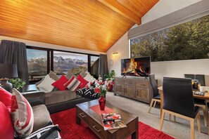 Smart TV, Netflix, DVD player, books - SPACIOUS ALPINE LAKE VIEW SPA TOWNHOUSE WALK TO TOWN (Fernhill)