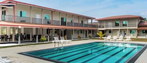 Piscina externa, funciona das 7h às 19h, espreguiçadeiras