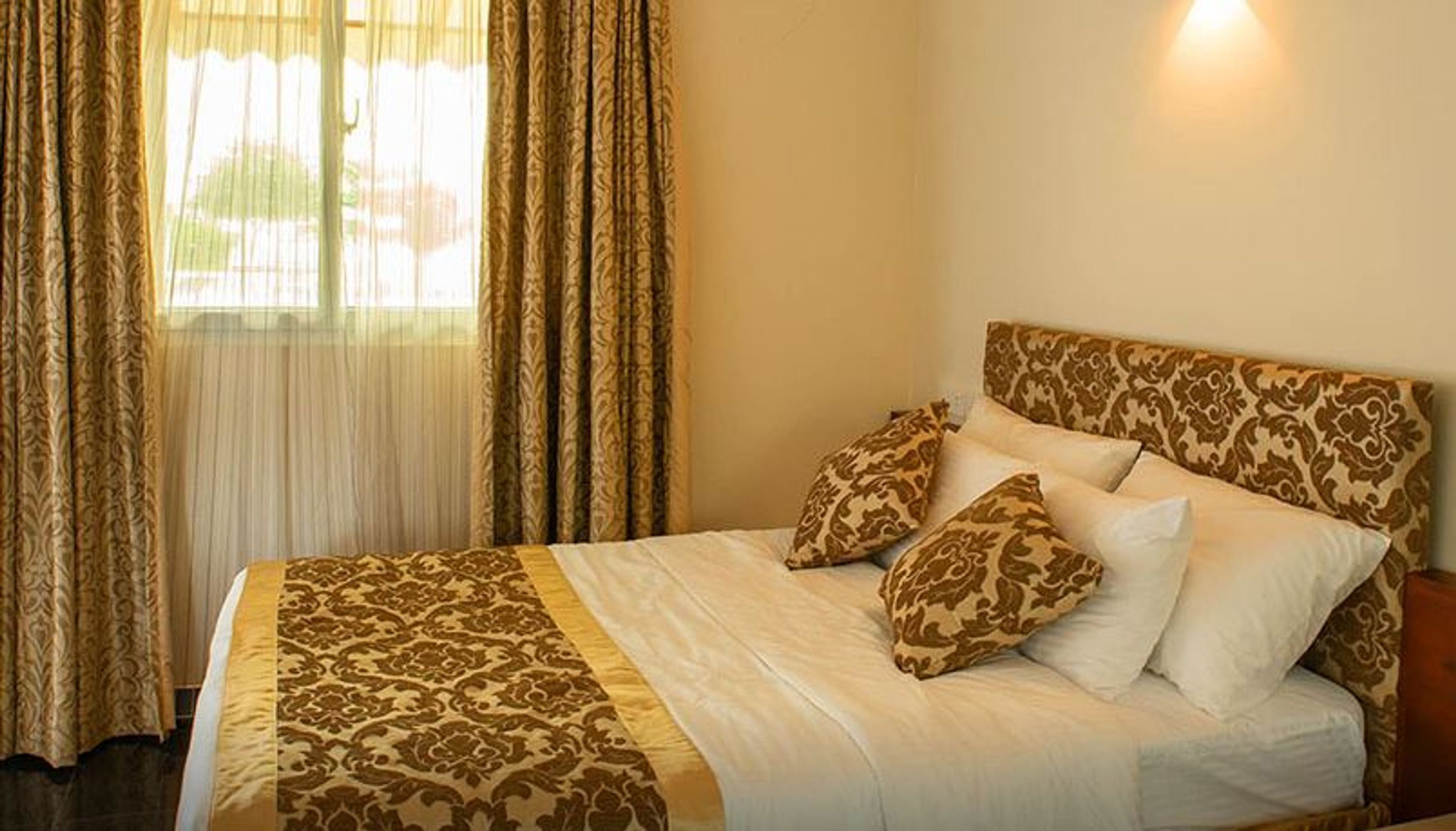 Deluxe Room | In-room safe, individually decorated, individually furnished