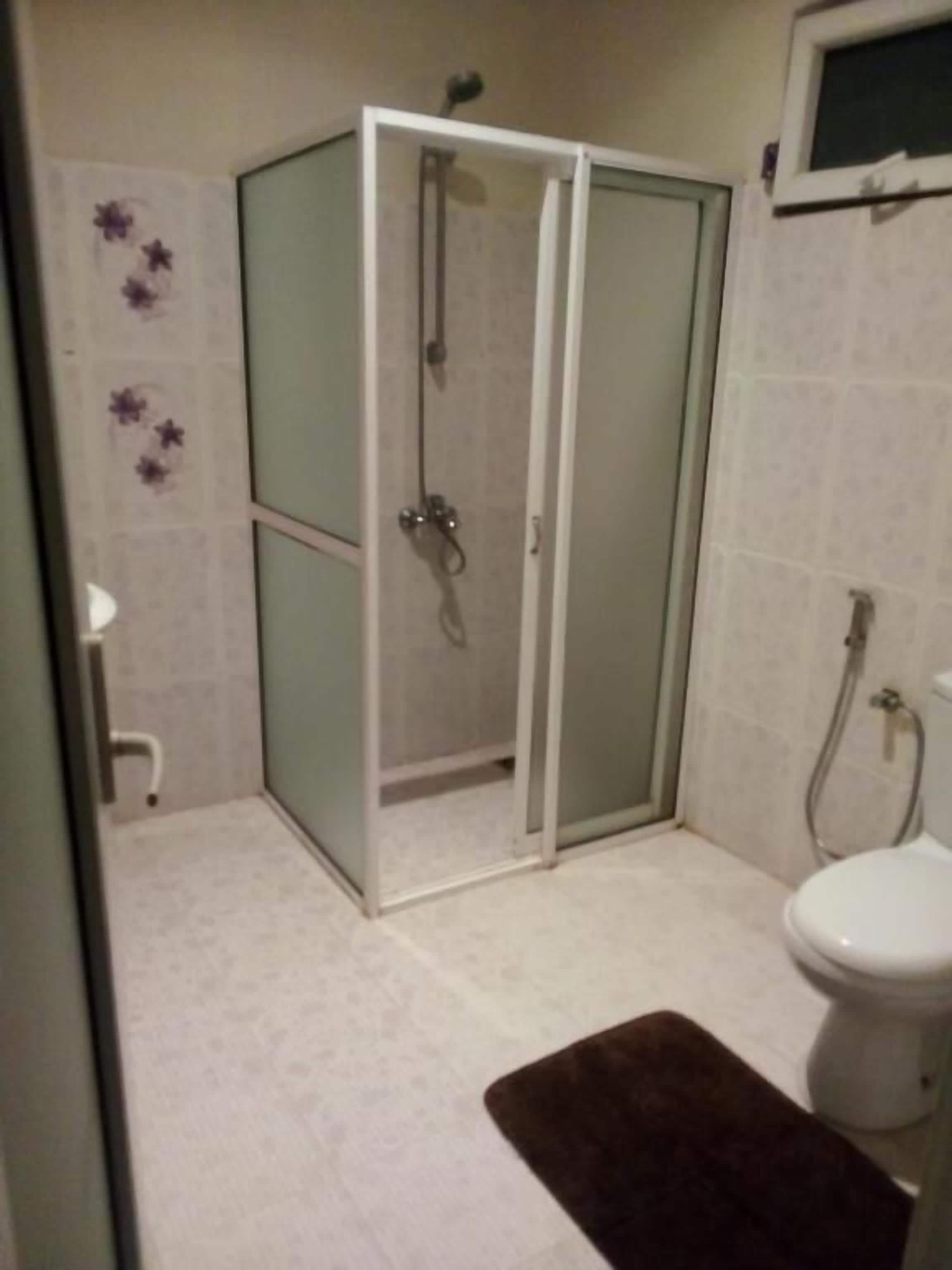 Shower, rainfall showerhead, free toiletries, bidet