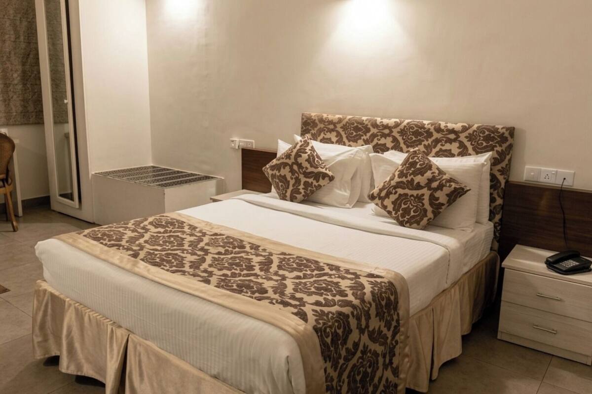 Deluxe Double Room | In-room safe, iron/ironing board (on request), WiFi (free)